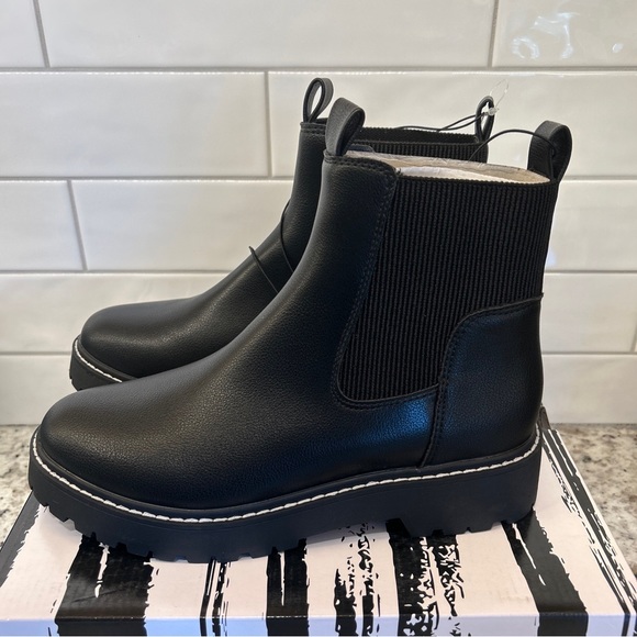 Dolce Vita Women's LEIGHA Chelsea Lightweight Ankle 1.25" Heel Boot Black 8 MOTO - Picture 8 of 10